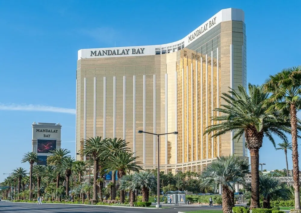 Mandalay Bay Resort 건물과 앞에 여러 그루의 야자수가 있는 풍경