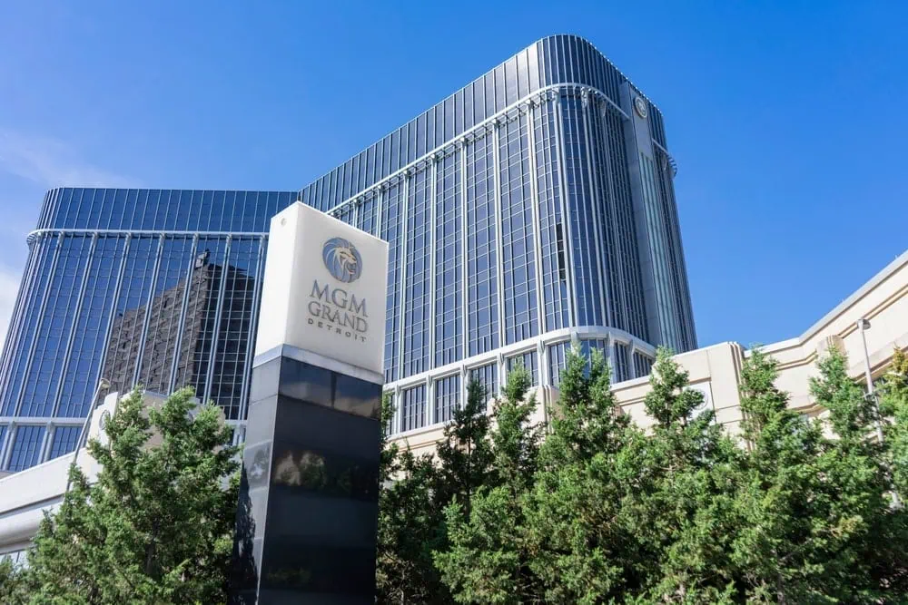 MGM Grand 카지노 건물이 나무가 앞에 서있는 낮 빛 속에서 보입니다